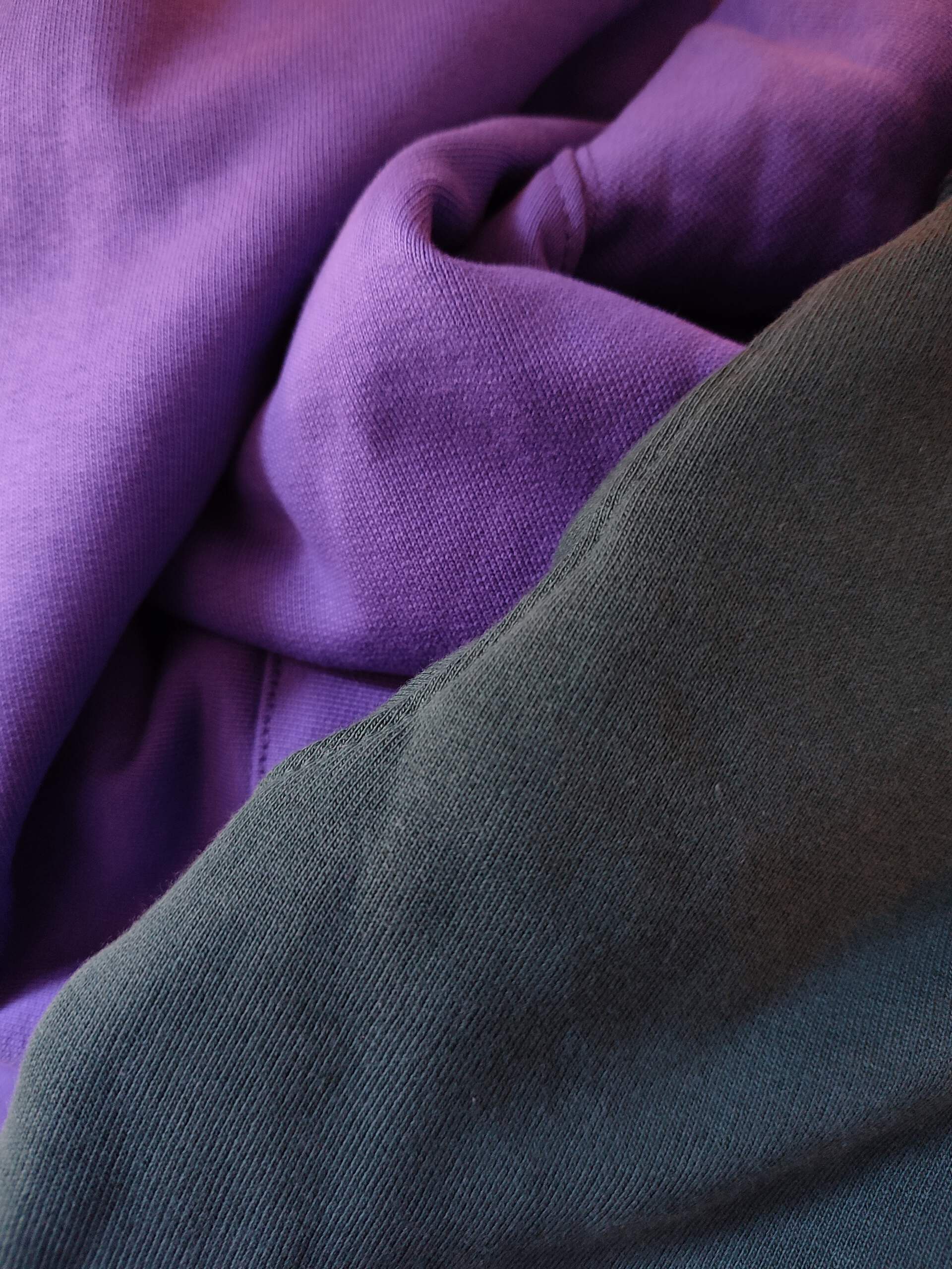 LilaOctopus.art Material CloseUp von Hoodies